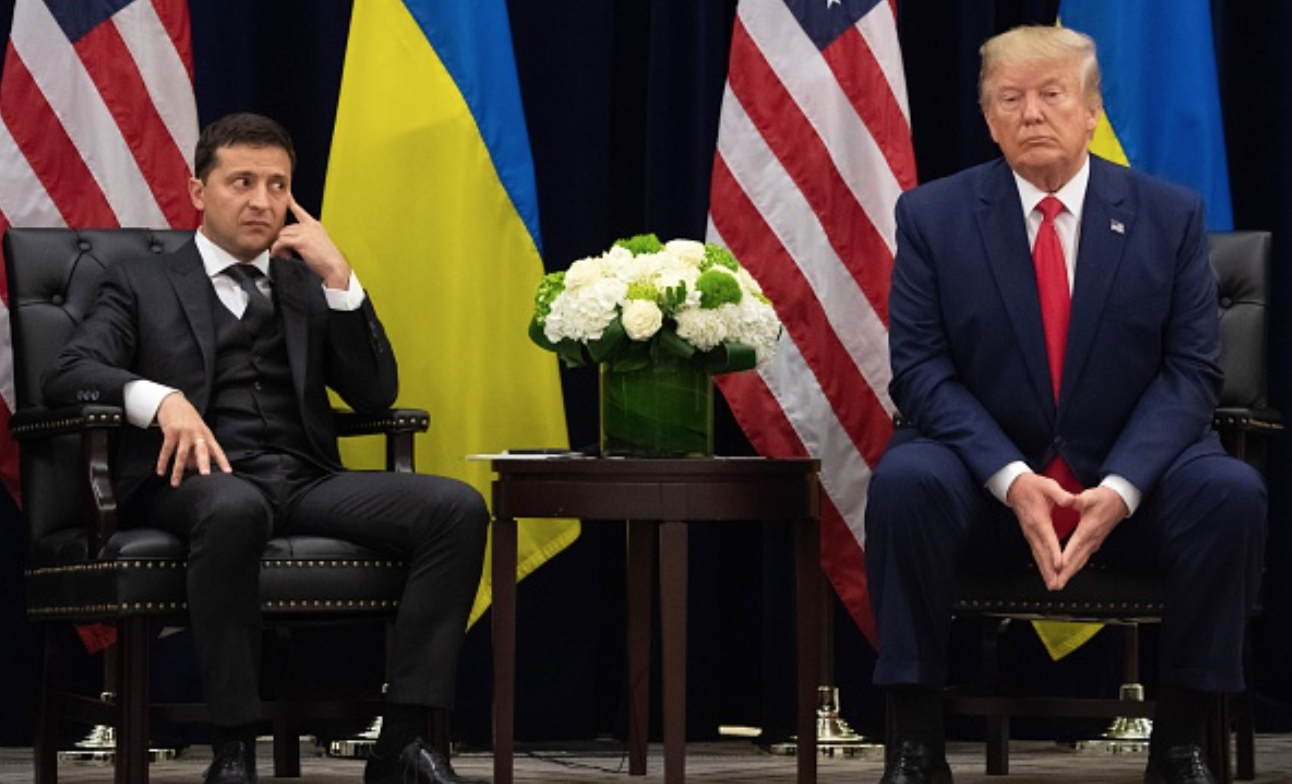USAs President Donald Trump og den ukrainske president Volodymyr Zelensky I New York den 25. September, 2019. (Foto: SAUL LOEB / AFP) (Photo by SAUL LOEB/AFP via Getty Images)