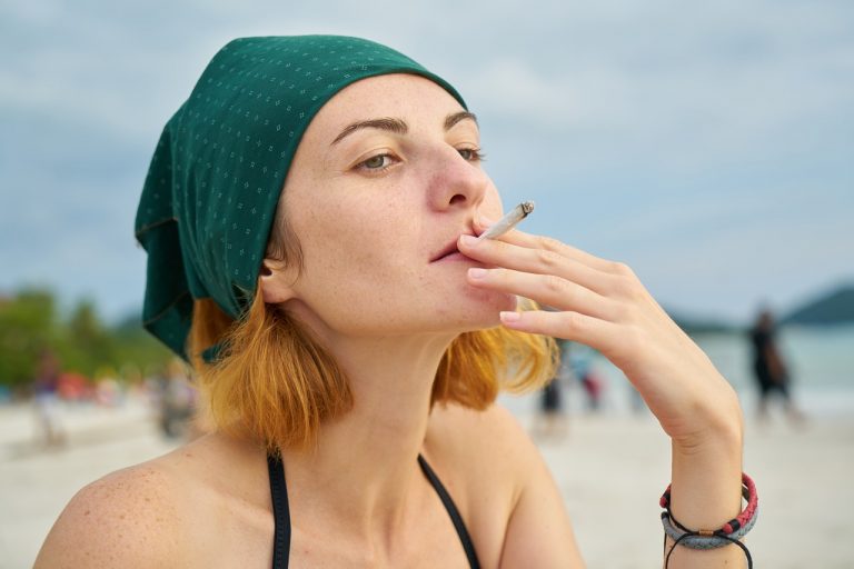 Bøter for å røyke på stranden