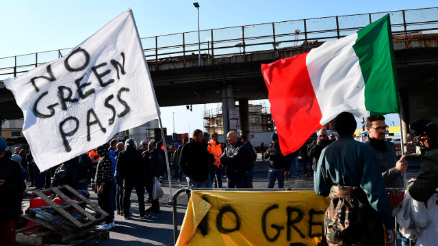 Italia «eksploderer» i protester mot grønne pass